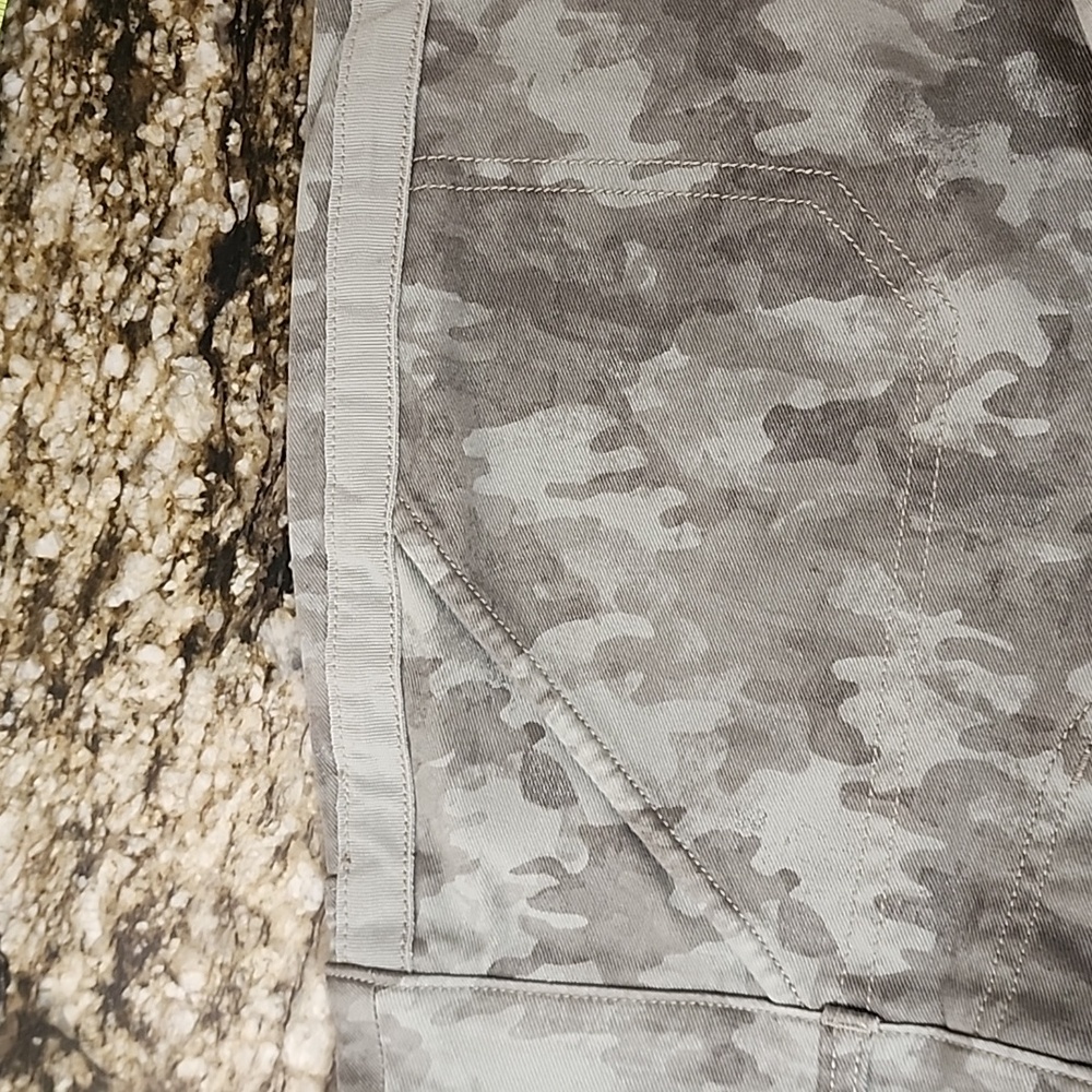 SPANX Womens 6" Twill Shorts, Stonewash Camo, Size Extra Small - Picture 9 of 11